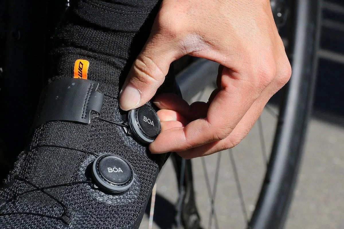 Adjusting a cycling shoe rotary closure for a secure fit